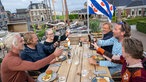 Björn Freitag und Frank Buchholz mit ihren Gästen beim gemeinsamen Abendessen. 