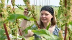 Annette Fehrholz im "Vielfalts-Sorten-Garten"