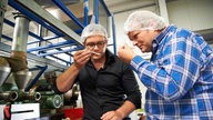 Björn Freitag bei der Verkostung in der Ölmühle Solling. 