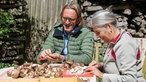 Frank Buchholz mit José van Willick beim Pilze schneiden.