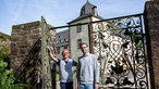 Frank Buchholz und Ferdinand Reichsgraf von Kesselstatt vor Schloss Föhren.