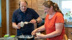 Björn Freitag und Verena Sommerfeld machen Griebenschmalz.