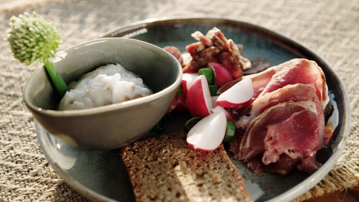 Vesperplatte mit Gurken-Forellensalat 