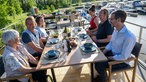 Björn Freitag und Frank Buchholz essen gemeinsam mit den Erzeugerinnen und Erzeugern der Produkte, sowie Skipperin Mia Licht. 