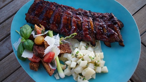 Schweinerippchen mit Brotsalat udn Kohlrabi-Gemüse