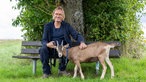 Frank Buchholz beim Spaziergang mit Ziege.