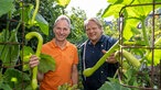 Herbert Budweg und Björn Freitag im Garten. 