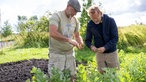 Michel Pauluis mit Frank Buchholz auf dem Feld. 