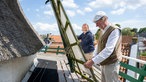 Frank Buchholz mit Cees Notenboom beim Einstellen der Mühlensegel.