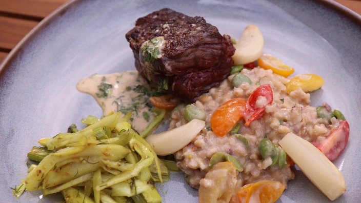 Rindersteak mit glasierten Rübchen, Graupenrisotto mit Gouda und Fenchelsalat 