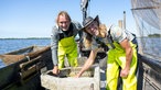 Frank Buchholz mit Freerk Visserman auf dem Boot. 