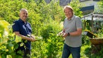 Tahsin Eş und Björn Freitag im Garten.