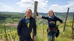 Frank Buchholz mit Katharina Frey-Treseler in den Weinbergen. 