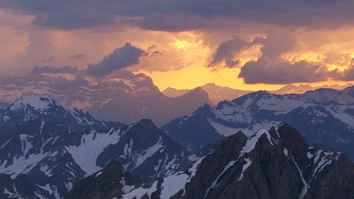 Blick auf die Alpen bei Sonnenaufgang