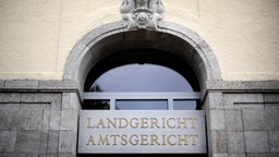 Das Einganstor des Landgerichts in Hagen. 