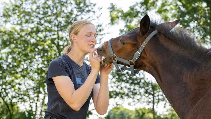 Maria Schulte Spechtel mit einem Pferd, 