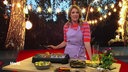 Moderatorin Catherine Vogel grillt Bratwurst im Markt Studio
