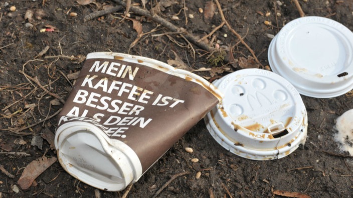 Benutzte Coffee-to-go-Pappbecher liegen in der Natur