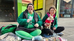 Anna Planken (r) verbringt einen Tag mit Bettlerin Alexandra in Bochum.