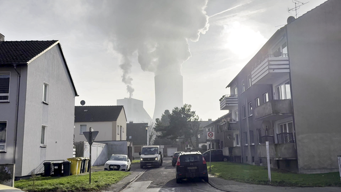 Duisburger Wohnviertel mit Kraftwerk im Hintergrund