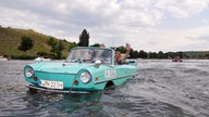 Ein Amphicar im Wasser