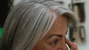 Frau mit grauen Haaren