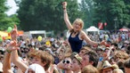 Das Publikum beim Summerjam, eine Frau inm blauen Top überragt die Menge