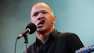 Danko Jones zieht beim Singen seine Oberlippe zur linken Seite hoch