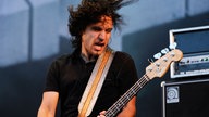 Bassist von Danko Jones wirft seine Haare beim Bass spielen zurück