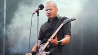 Danko Jones spielt mit geschlossenen Augen Gitarre und macht eine Schnute 