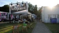 Im Rockpalast-Backstagebereich vom Aerea4 Festival sind Klappstühle aufgebaut