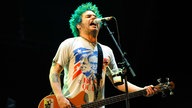 Fat Mike der Band Nofx singt und spielt E-Bass auf der Bühne