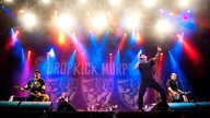 Die Band Dropkick Murphys performt auf der Bühne 