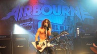 Der Airbourne Frontmann sieht furchterregend aus.