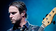 Brian Marshall von Alter Bridge spielt Bass 