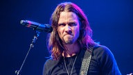 Gitarrist von Alter Bridge verzieht wütend das Gesicht