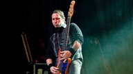 Brian Marshall der Band Alter Bridge spielt Bass