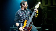 Brian Marshall spielt Bass beim Konzert von Alter Bridge