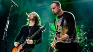 Myles Kennedy und Mark Tremonti spielen Gitarre auf der Bühne