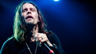 Myles Kennedy singt auf der Bühne