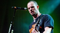 Mark Tremonti spielt Gitarre und singt