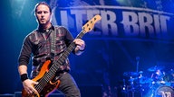 Brian Marshall spielt Bass auf der Bühne