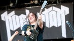 Gitarrist von Kvelertak streckt seine Gibson SG Gitarren nach oben und lässt einen Lustschrei los