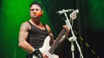 Bassist von Bullet For My Valentine spielt seinen weißen Musicman Bongo Bass und schaut ein wenig grimmig 