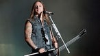 Sänger und Gitarrist von Bullet For My Valentine steht vor dem Mikrofon und hat seine Dean V Gitarre lässig umgehangen