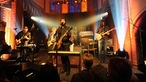 Die "Band of Horses" spielt in einer alten Kirche vor sitzendem Publikum