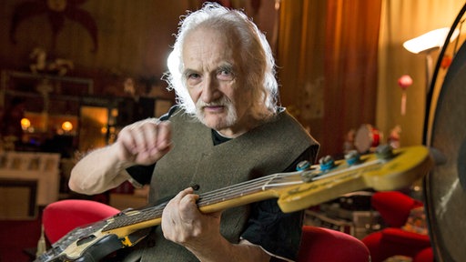 Holger Czukay mit Bass