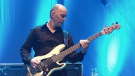 Werner Kopal aus der Nähe, während er auf der Bass-Gitarre spielt