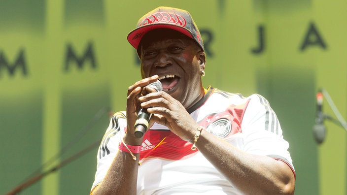 Barrington Levy, wieder in freudvoller Interaktion mit dem Publikum.