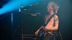 Der Bassist von Biffy Clyro ist am abrocken.